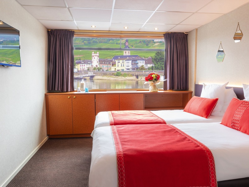 Middle Deck 2 Adjustable Twin Beds CAT. A